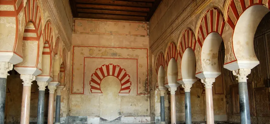 Nave central Medina Azahara con una exquisita decoración.