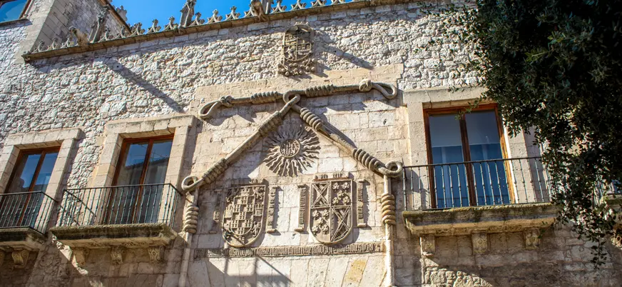 Fachada del Palacio de los Condestables, el edificio que que recibió a Cristóbal Colón tras su regreso de América.