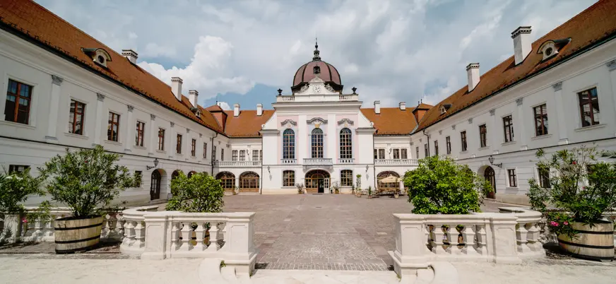 Conocerás su origen, que data del siglo XVIII, cuando se construyó como un palacio de caza para la aristocracia húngara.