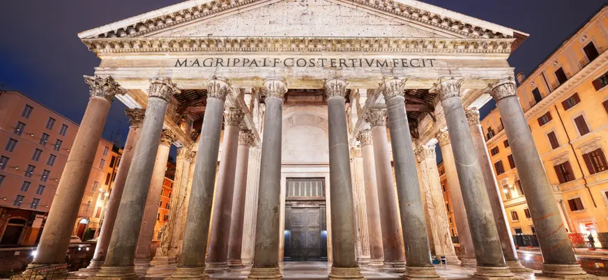 El Panteón de Agripa bajo la noche oscura.