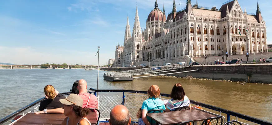 El Parlamento de Budapest también entra dentro del recorrido acuático.