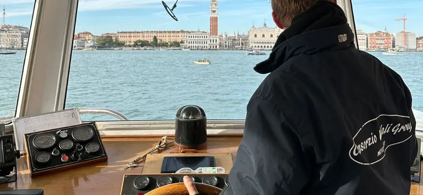 Generar alts dijo:  Patrón navegando hacia la laguna de Venecia en excursión a Murano y Burano