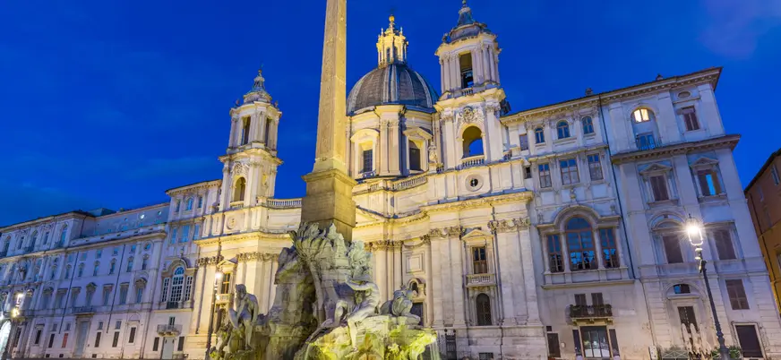 Piazza Navona, con sus famosas fuentes iluminadas en pleno centro de Roma.