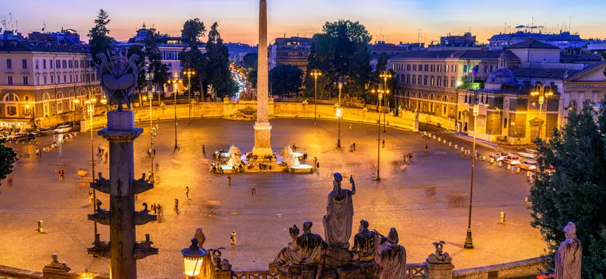 Piazza del Popolo a la luz de las farolas romanas, siendo el punto de origen de este free tour.