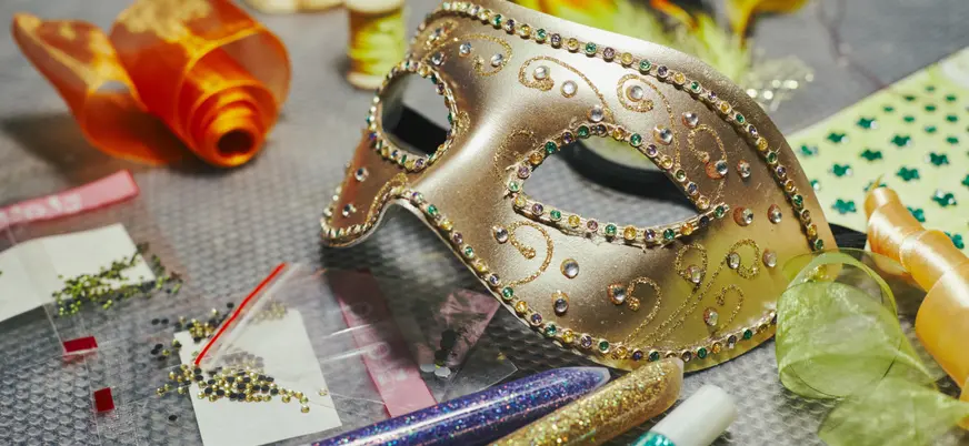 Diseño, pintura y decoración de una máscara del carnaval de Venecia.