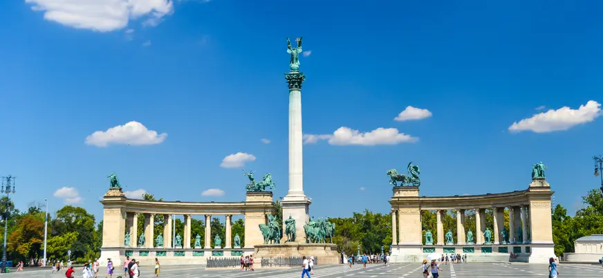 La Plaza de los Héroes, un rincón que desprende una energía mágica.