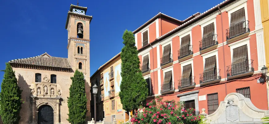 Plaza Nueva de Granada, la más antigua de la ciudad, rodeada de edificios históricos y con vistas al Albaicín.