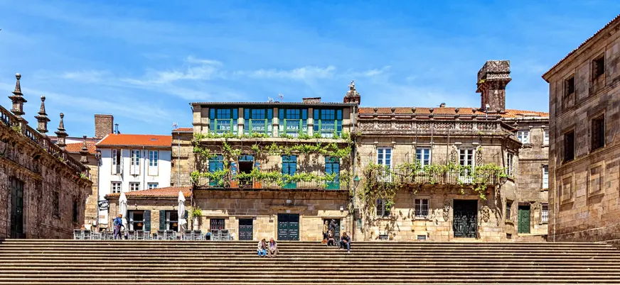 El free tour Santiago de Compostela esencial también pasa por las plazas principales, como la de Quintana, Platerías y Azabachería.