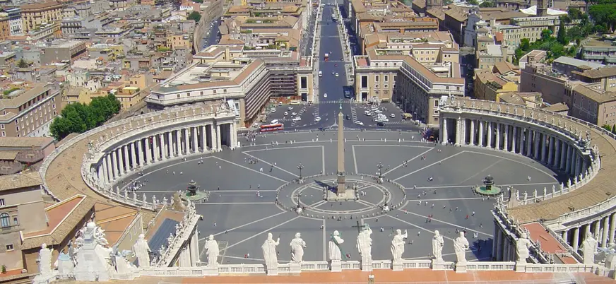 Vista aérea de la Plaza de San Pedro en la que se aprecia su enorme tamaño.