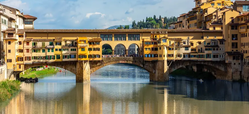 Vistas del Ponte Vecchio y sus famosas tiendas de joyas.