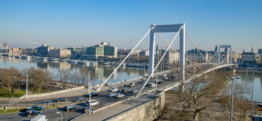 Cruzaremos el icónico puente de Elisabeth durante este gran tour por Budapest.