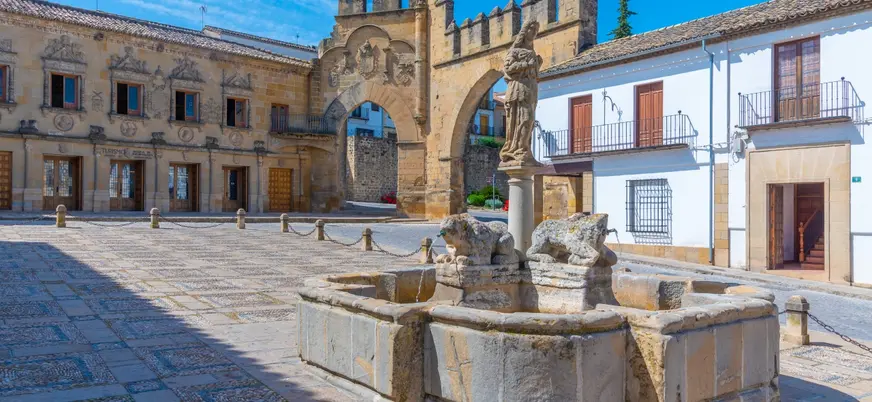 La Puerta de Jaén y el Arco de Villalar, un reflejo del paisaje urbano de Baeza.