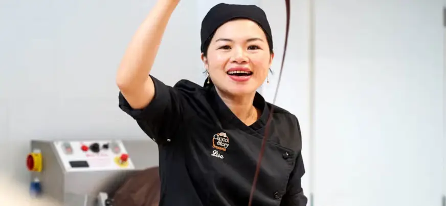 Maestro chocolatero haciendo una demostración de sus dotes culinarias.