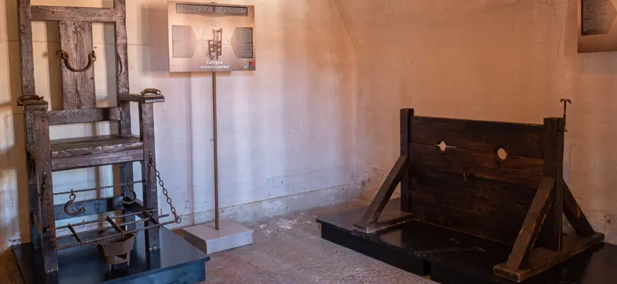 Herramientas de tortura utilizadas para restringir a los prisioneros durante los castigos en el Palacio de las Prisiones.
