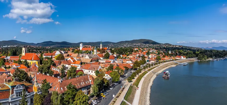 Szentendre es una ciudad a orillas del Danubio con un ambiente encantador reflejado en sus calles, fachadas y paseos.