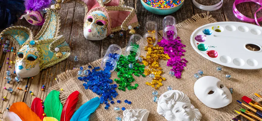 Taller artesanal de máscaras para el carnaval veneciano, perfecto para tu viaje a Venecia.