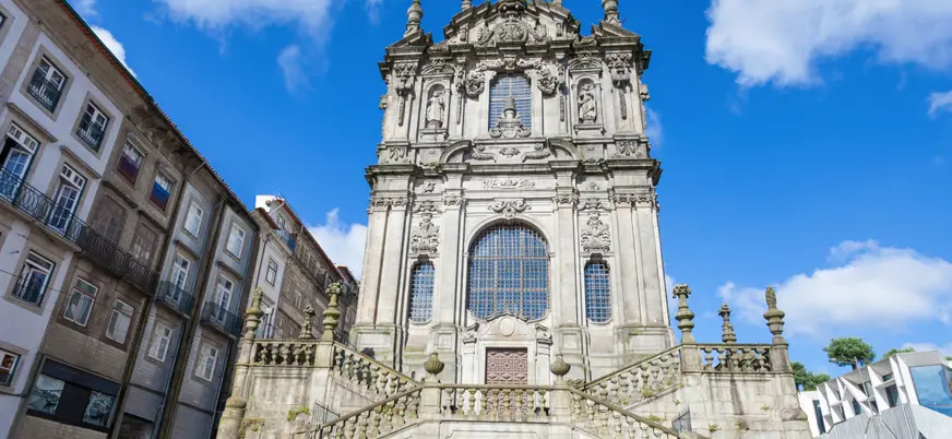 Iglesia y Torre de los Clérigos, uno de los puntos imprescindibles en este tour a pie por Oporto en grupos reducidos.