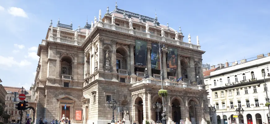 Durante el tour a pie pasaremos por la Ópera Nacional de Budapest