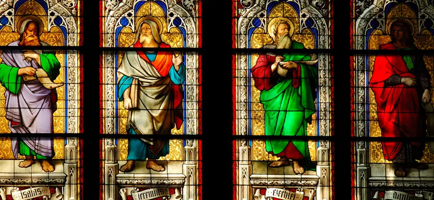 Coloridas vidrieras de la icónica Catedral de Colonia.