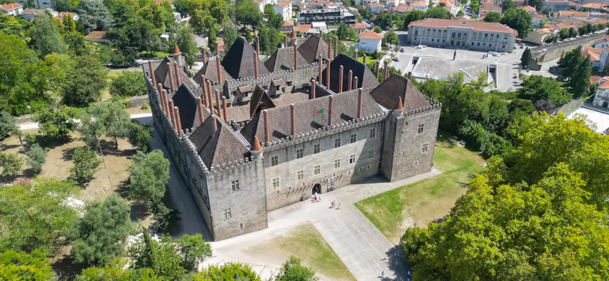 Vista aérea del entorno del Palacio más importante de Guimaraes.