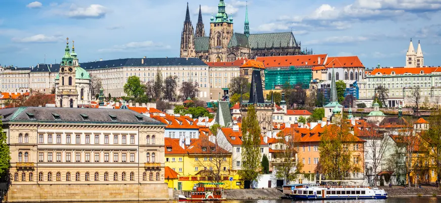 Vistas desde el agua de los monumentos de Praga.