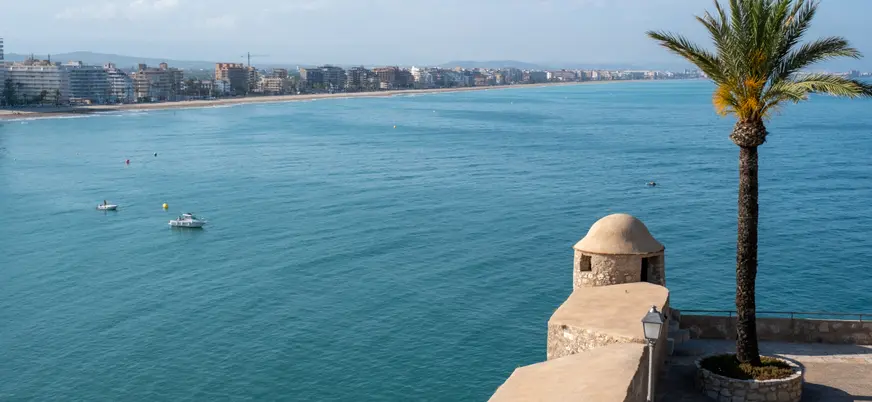 Panorámica mediterránea desde el interior del castillo de Peñíscola, que podrás visitar durante el tiempo libre en la excursión.