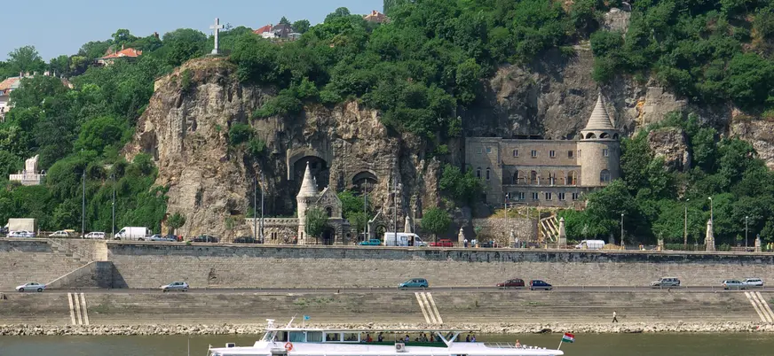 Vistas desde el crucero por el Danubio, donde podrás relajarte y ver el paisaje con calma.