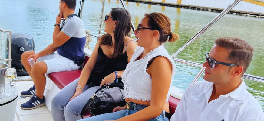 La brisa fresca y el sol cálido hacen que este paseo por el Guadalquivir sea simplemente perfecto.