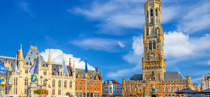 Imagen del ayuntamiento de Brujas con cielo despejado