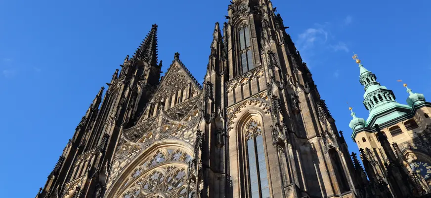 Catedral de Praga vista desde abajo con cielo despejado