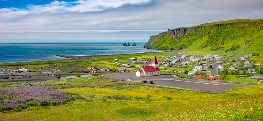 Playa de arena negra en Islandia