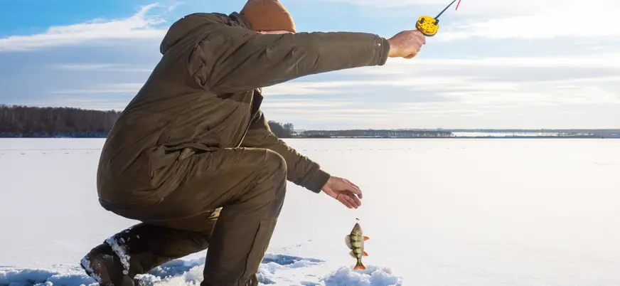 Persona pescando en hielo en el lago congelado de Rovaniemi, en el Círculo Polar Ártico.