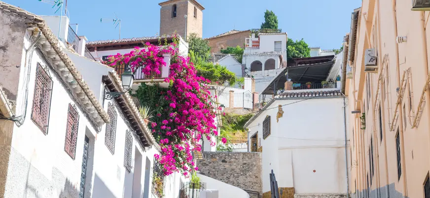 El Albaicín, con sus callejuelas empedradas y casas blancas, conserva el encanto medieval de la época morisca.