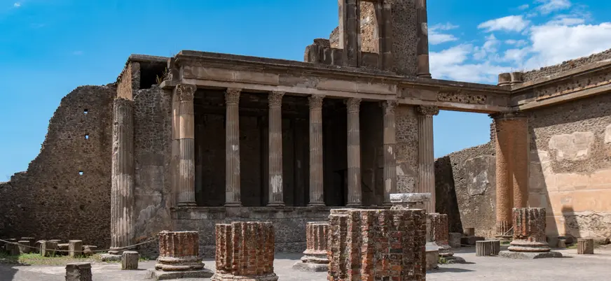 Las ruinas de la Basílica de Pompeya, con su arquitectura deteriorada.
