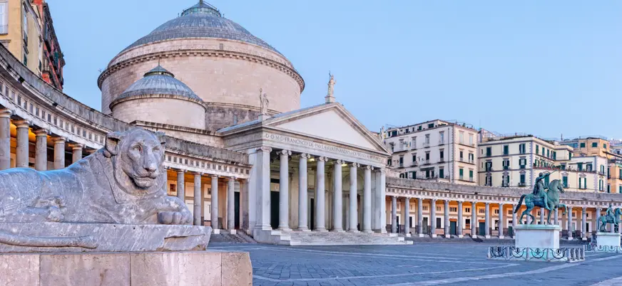 La Basílica de Nápoles, una imponente iglesia de estilo barroco, destacando en el corazón de la ciudad