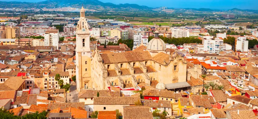 La basílica de Xátiva sobresale en el paisaje urbano.