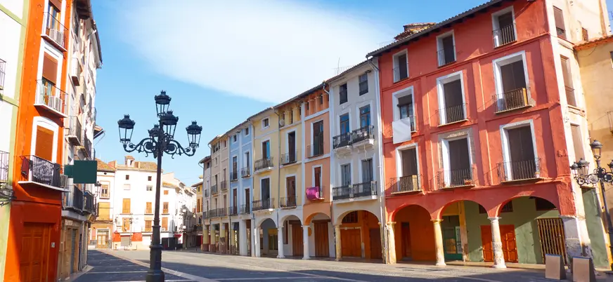 Calles del centro de Xátiva, con edificios de colores que le dan un encanto especial.