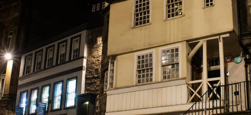 Viviendas típicas de Edimburgo, con su carácter único y detalles arquitectónicos.