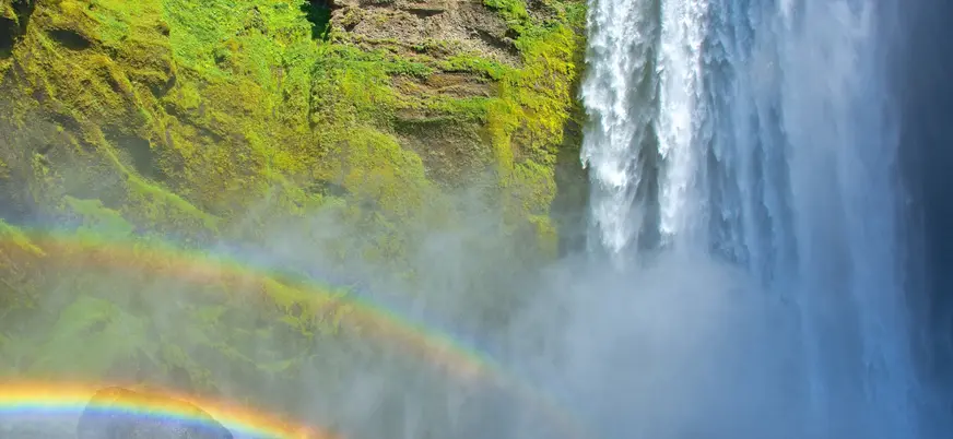 Skógafoss, una imponente cortina de agua que cae imponentemente desde los acantilados