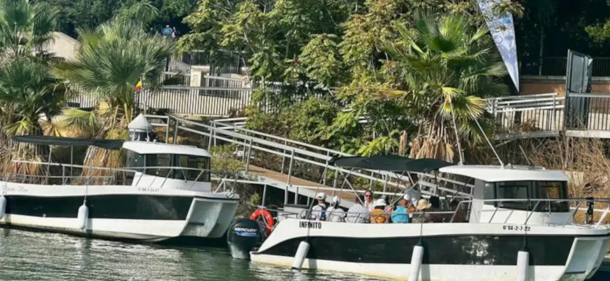 La embarcación se desliza con elegancia por el río, brindando una experiencia relajante.