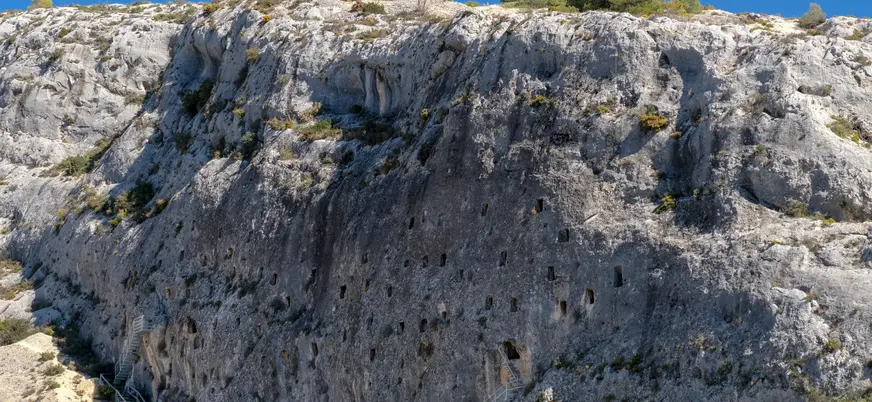 Las Cuevas de Moro en Bocairent, un laberinto de cavidades misteriosas esculpidas en la roca por manos antiguas.