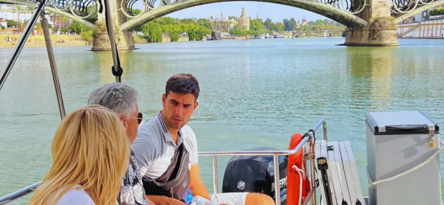 Vista panorámica desde el barco con uno de los puentes emblemáticos de fondo.