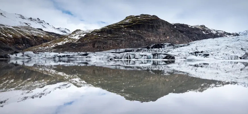 Un paisaje glaciar que invita a la aventura, entre grietas y formaciones de hielo eternas.