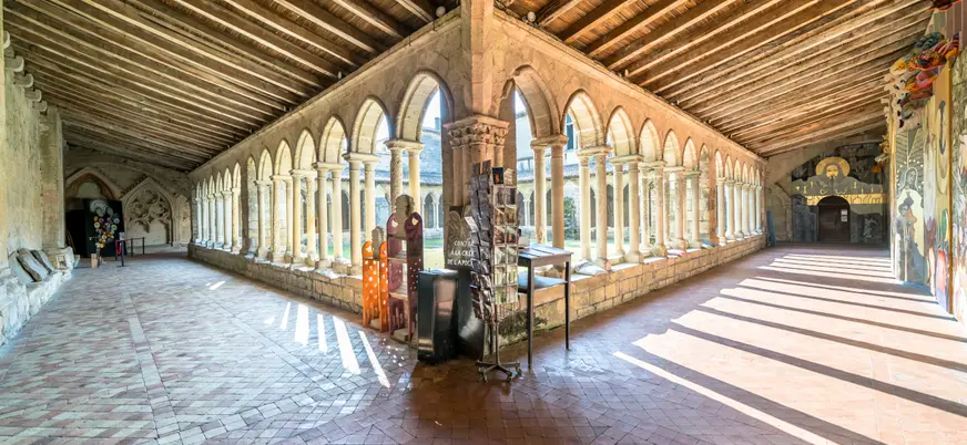 El interior de la Iglesia de Saint-Emilion guarda siglos de espiritualidad.