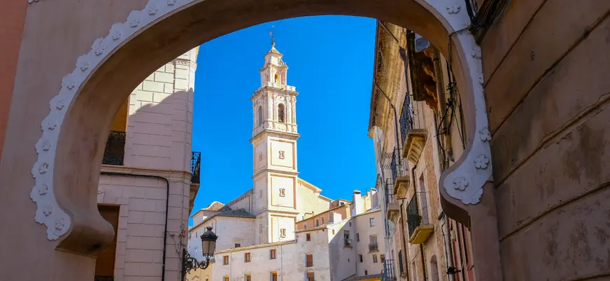 La iglesia de Bocairent, un icono arquitectónico, se erige sobre el pueblo como guardiana de su historia.