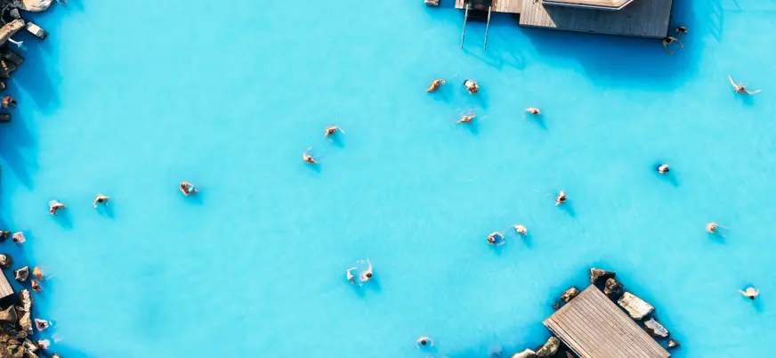 Vista aérea de personas bañándose en la Laguna Azul en Islandia