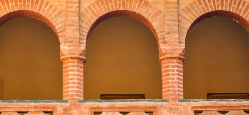 "El Monasterio de San Isidoro del Campo, situado en un paisaje rural, destaca por su arquitectura románica y su conexión con la historia monástica de España.