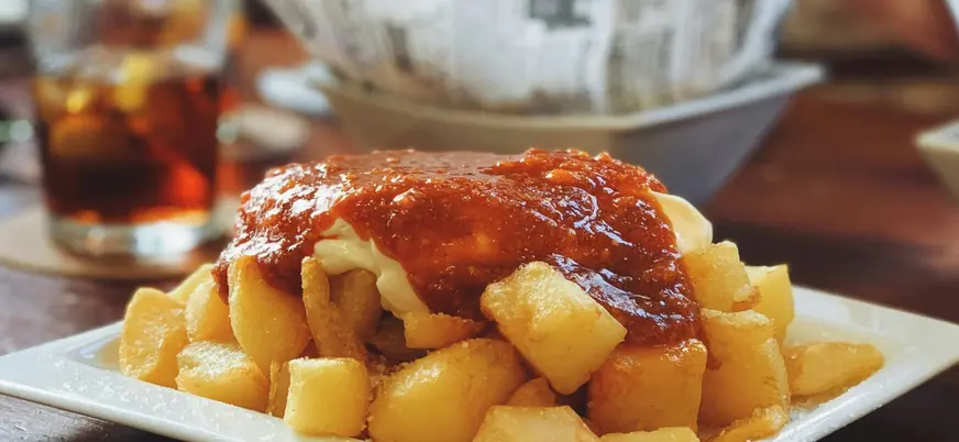 Tapas de bravas, perfectas para compartir con amigos.