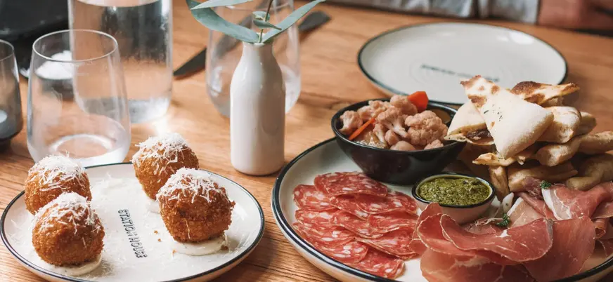 Embutidos seleccionados, la auténtica tradición en cada rebanada.