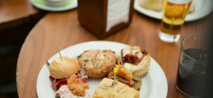 Selección variada, incluyendo una clásica tortilla española, en este tour de tapas por Valencia.